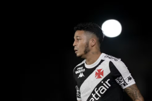 Vasco é punido com transferban pela FIFA por dívida com o Nantes na contratação de Adson Adson em ação pelo Vasco no Brasileirão — Foto: Thiago Ribeiro/AGIF