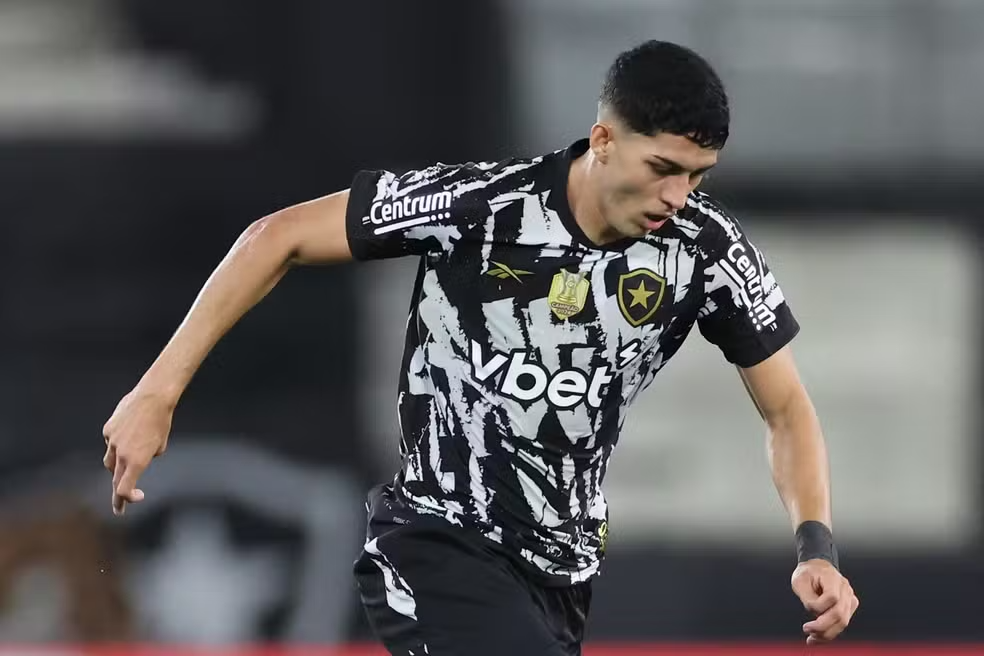 Zaga jovem do Botafogo brilha e segura ataque do Flamengo no clássico Jair Cunha em Botafogo x Juventude, pelo Brasileirão 2025 — Foto: Vitor Silva/BFR