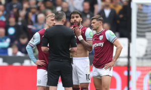 Lucas Paquetá chora após cartão amarelo no West Ham Lucas Paquetá recebe amarelo e fica com olhos marejados — Foto: Getty Images