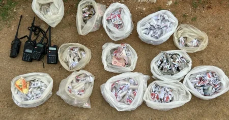 Quatro suspeitos por tráfico são detidos na Comunidade do Cruz, em Itaipuaçu Foto: PMERJ