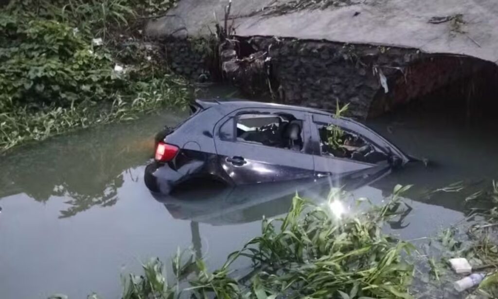 PM morre após atropelar porco na Niterói-Manilha e cair com veículo em rio de SG