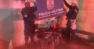 Motociclista é preso após empinar moto e tentar fugir da polícia na RJ-106