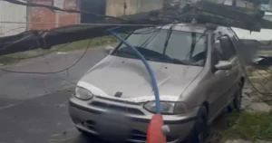 Poste de energia tomba durante tempestade e atinge carro no Jardim Atlântico