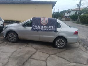 Araruama: motorista de aplicativo é assaltado e carro é recuperado em área de mata