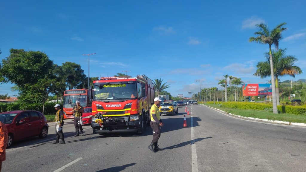 Acidente entre carro e moto deixa ferido na RJ-106, em Parque Nanci