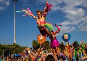 Carnaval e liberdade: por que fantasias mudam o comportamento