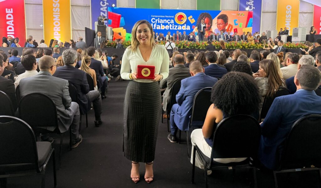 Prefeita Daniela Soares recebe o Selo Ouro de Alfabetização concedido pelo MEC, pela primeira vez, ao município de Araruama