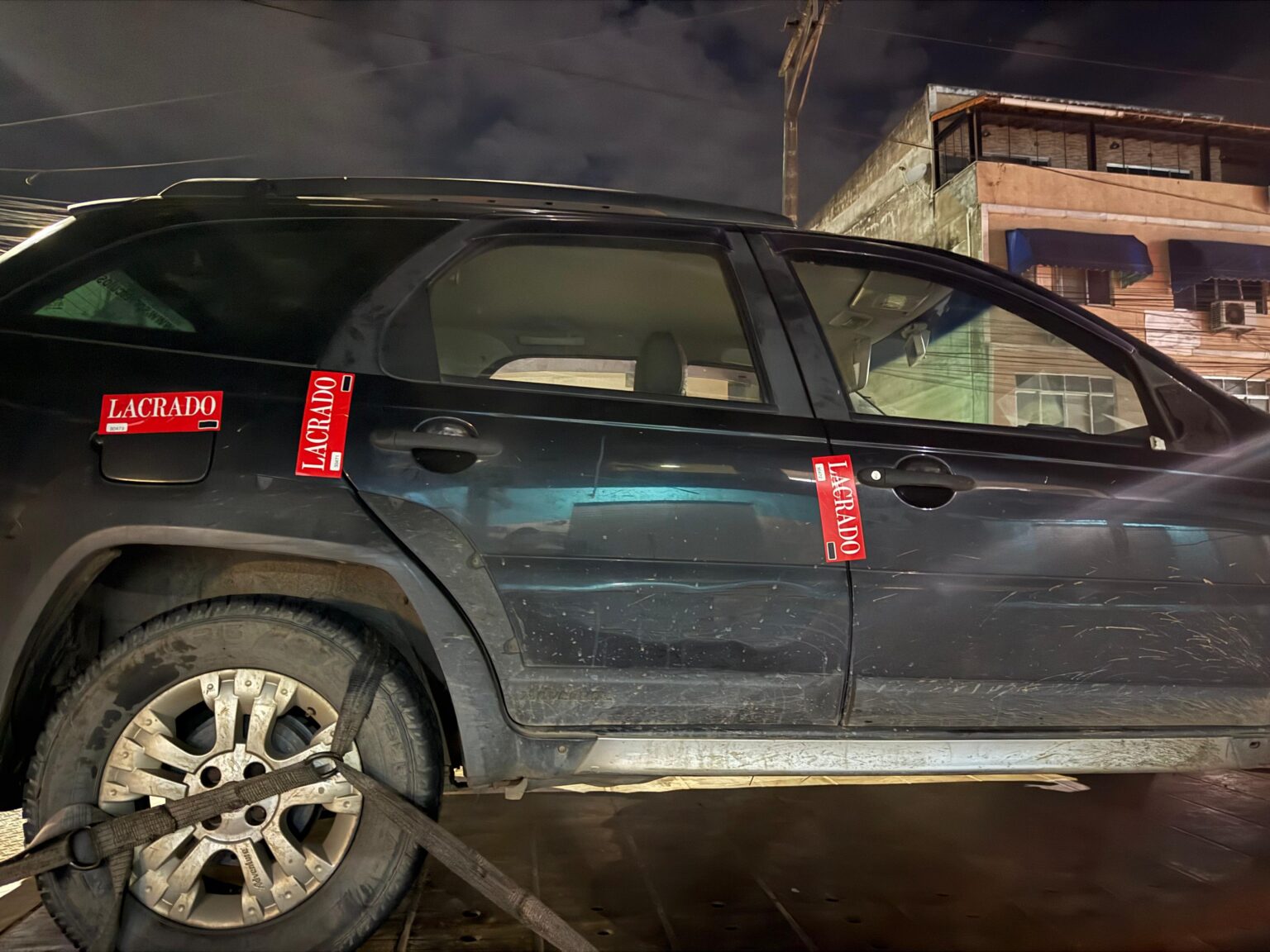 Motorista é preso por embriaguez ao volante após colidir com carros estacionados em Ponta Negra