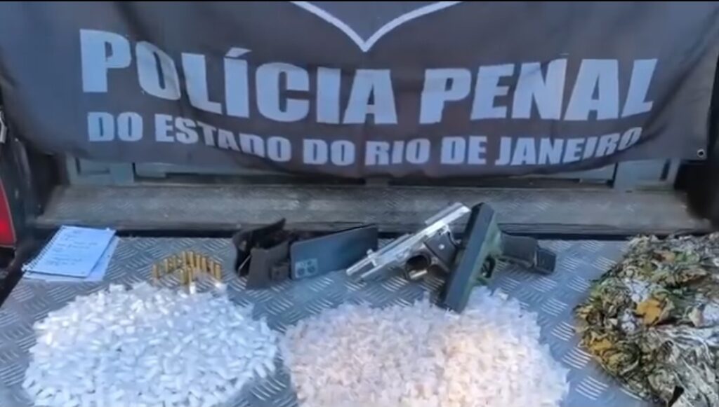 Evadido do sistema prisional é recapturado e dois suspeitos são detidos com arma e drogas em comunidade de Maricá