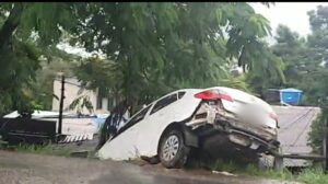 Maricá: Carro despenca em ribanceira na RJ-106, em Inoã