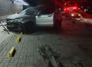 RJ-106: Motorista cochila ao volante e carro colide contra poste em São José do Imbassaí