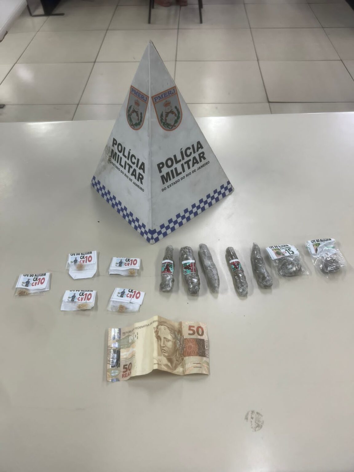 Homem é detido após denúncia de venda de drogas no Centro de Maricá