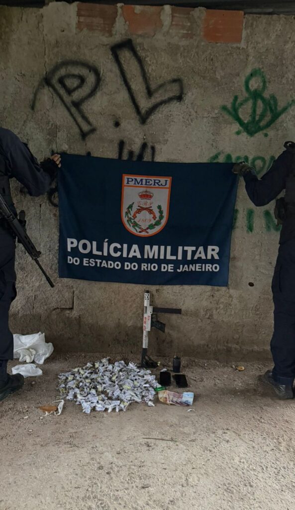 Itaboraí: Chefe do tráfico e segurança são presos com arma de guerra