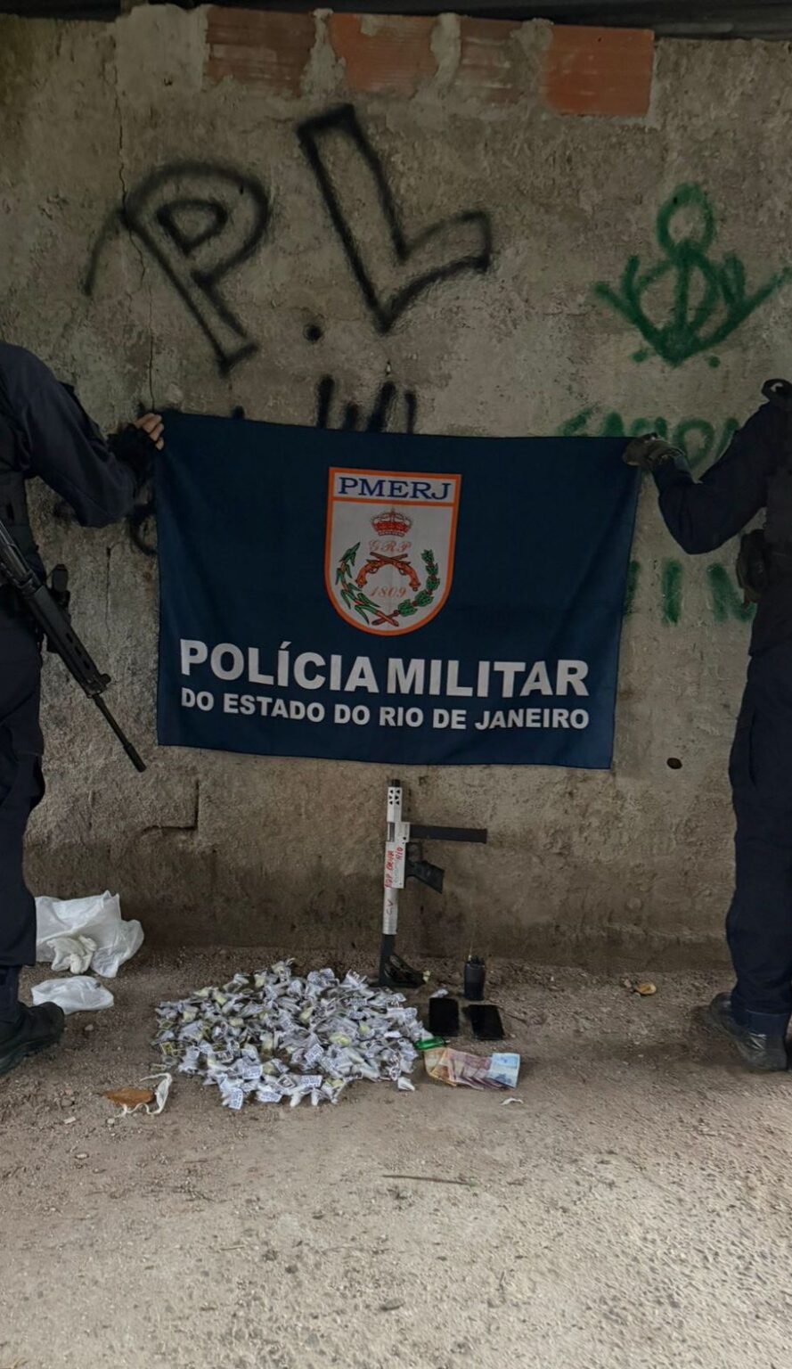 Itaboraí: Chefe do tráfico e segurança são presos com arma de guerra