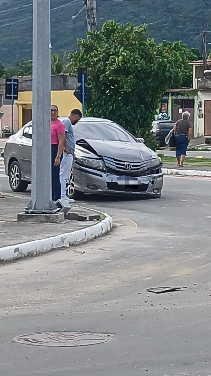 Acidente entre van e carro deixa trânsito lento em São José do Imbassaí, Maricá