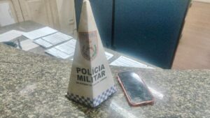 Homem em situação de rua é preso em Niterói após furtar celular usando tornozeleira eletrônica Reprodução