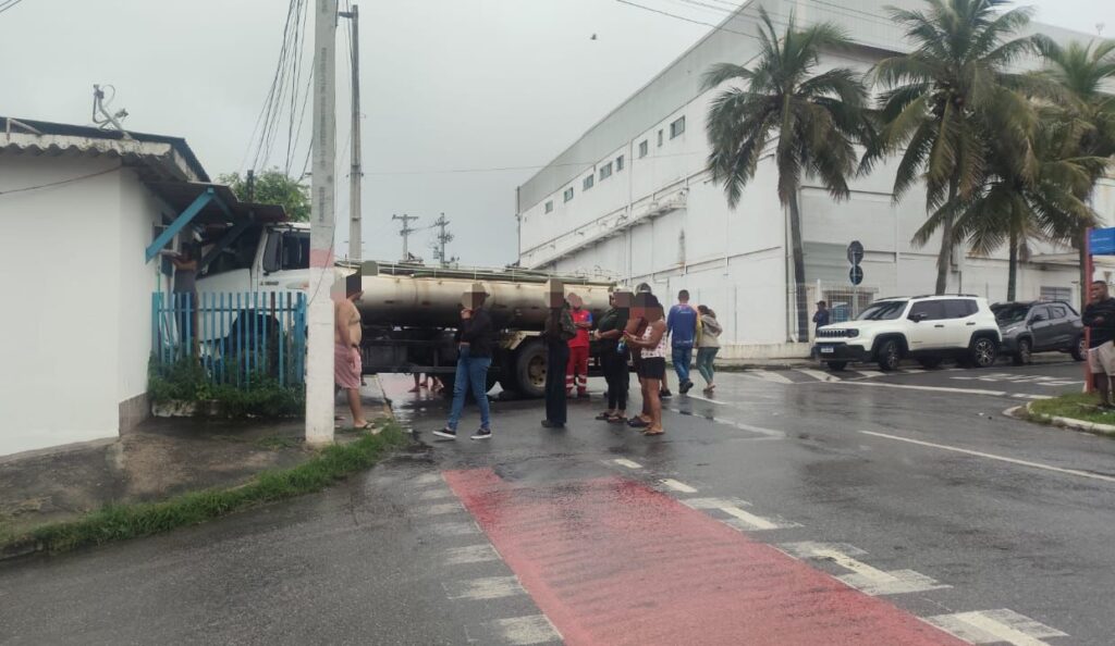 Maricá: Caminhão-pipa invade casa e assusta moradores em Cordeirinho Foto: Divulgação