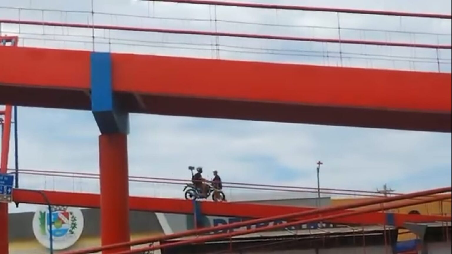 São José: homem é flagrado trafegando de moto na Passarela do Detran