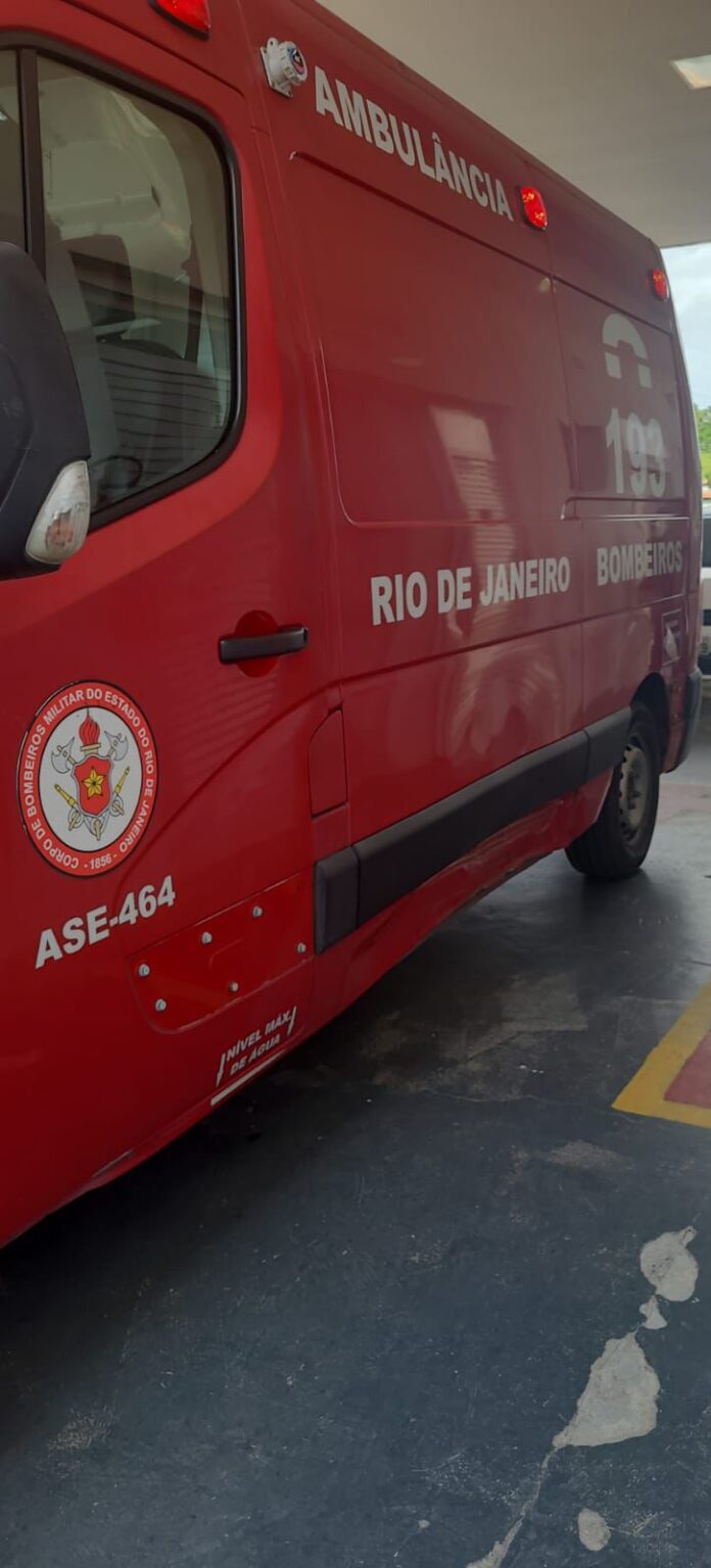 Colisão entre carro e moto deixa mulher ferida em Itaipuaçu