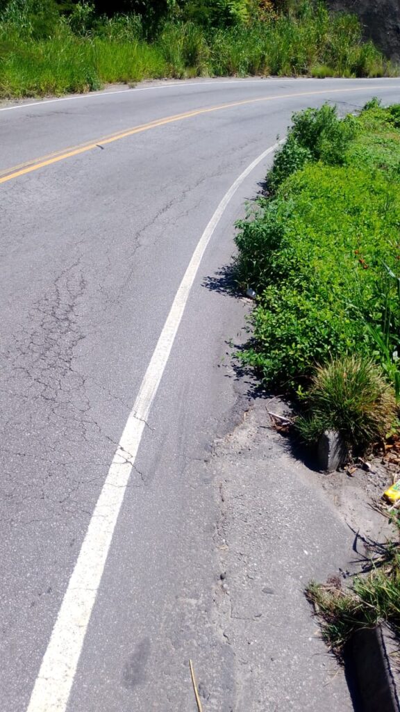 Motoristas temem tragédia após asfalto começar a ceder na RJ-106, na Serra do Mato Grosso