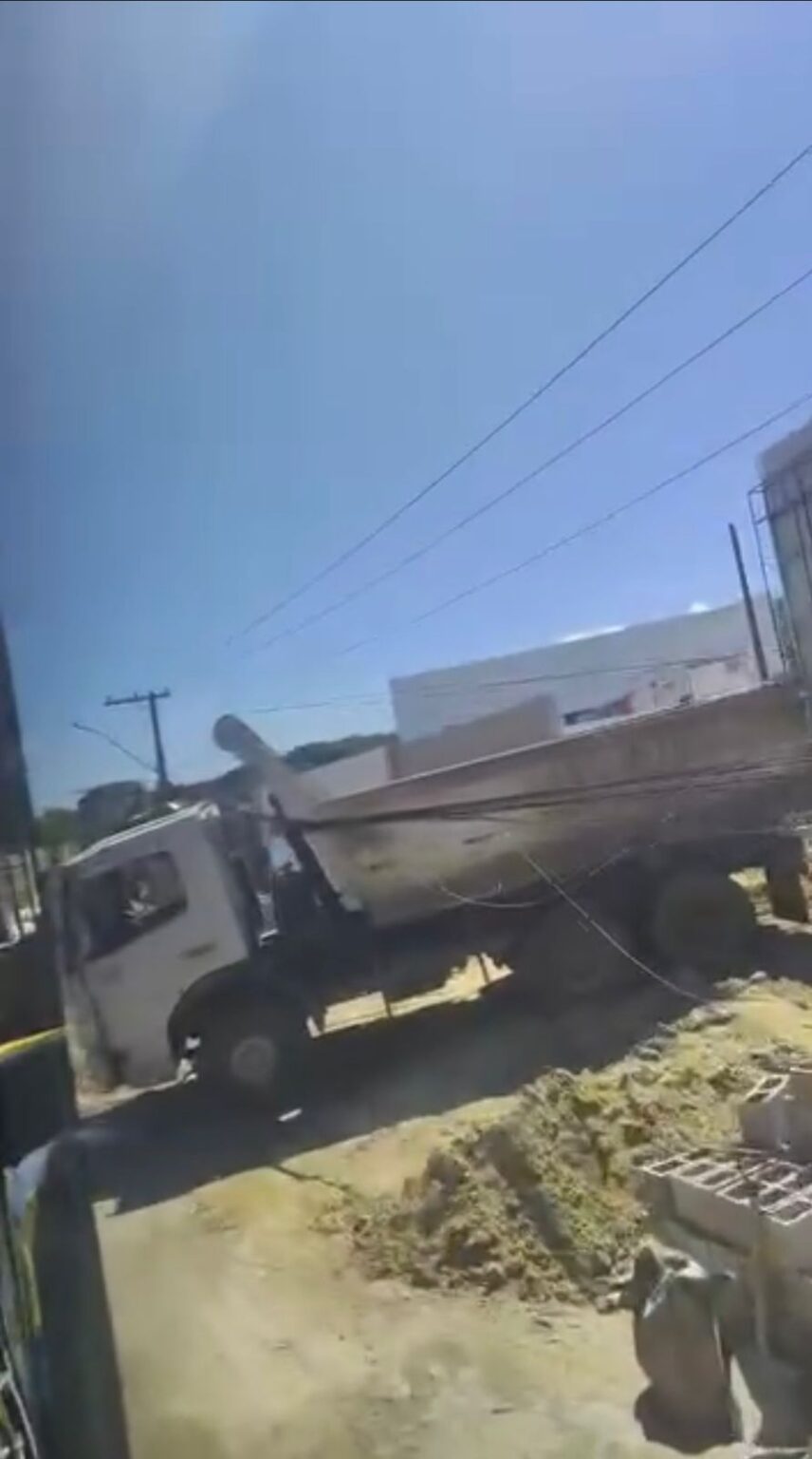 Caminhão atinge fiação e deixa cabos de alta tensão baixos na RJ-106, em Inoã