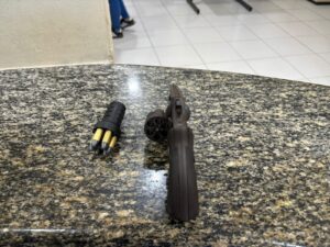 Homem é preso com revólver e seis munições durante abordagem em Saquarema