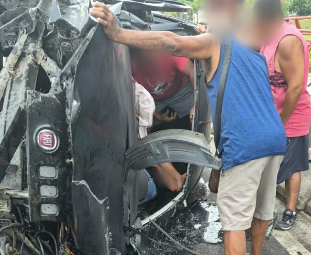 Capotamento deixa ferido na RJ-106, em Inoã