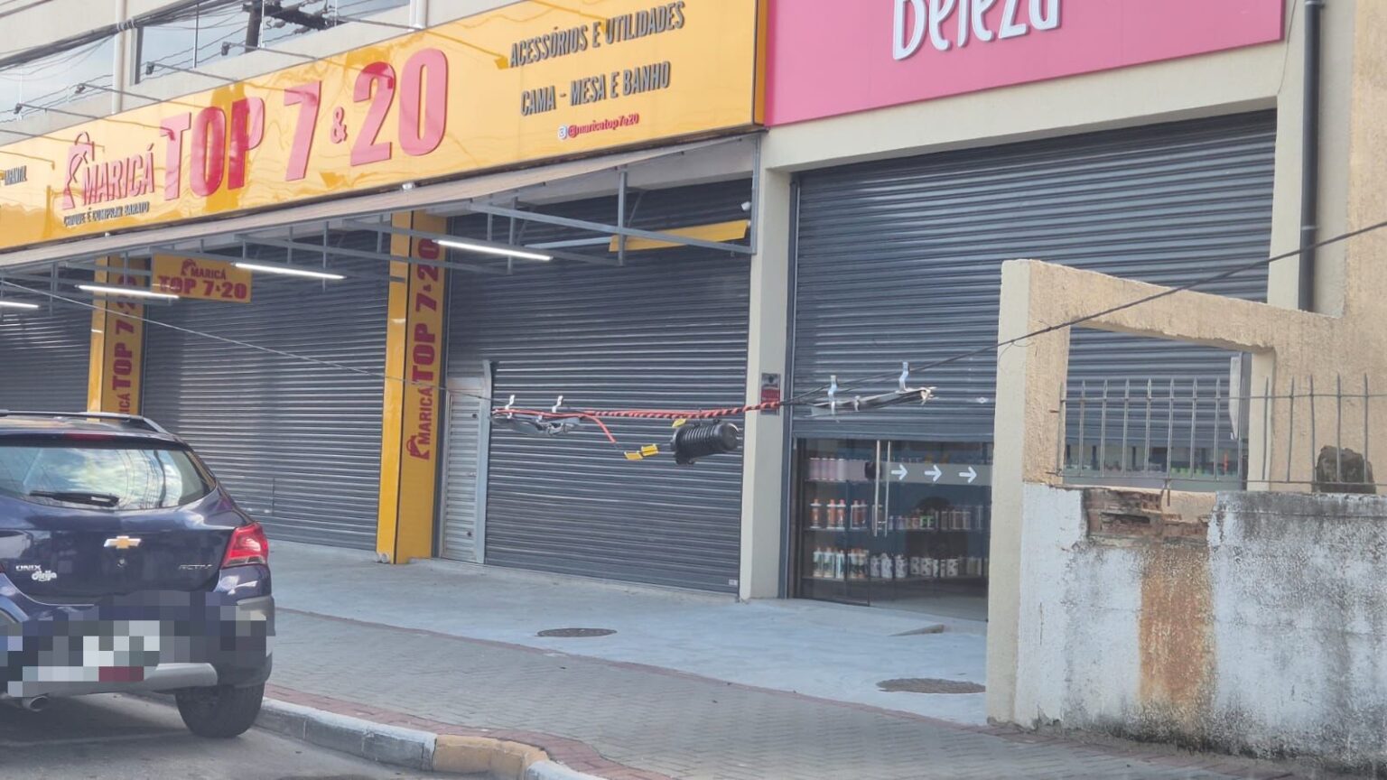 Moradores denunciam fios arriados no Centro de Maricá