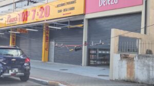 Moradores denunciam fios arriados no Centro de Maricá