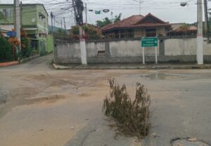 Risco à vista: buraco em cruzamento preocupa motoristas e pedestres no Centro de Maricá