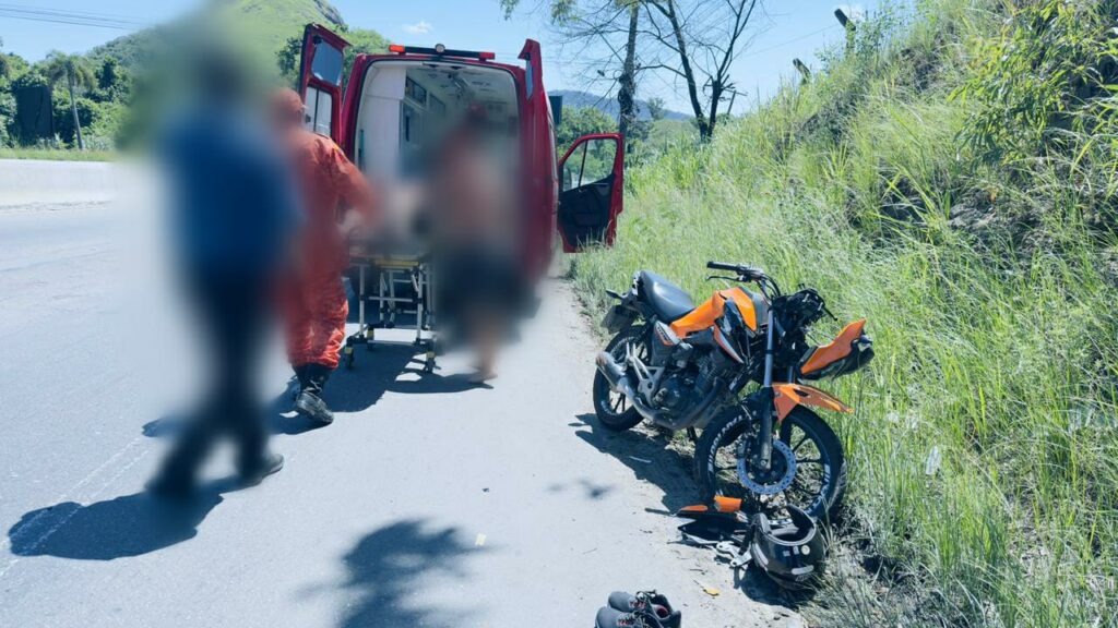 Motociclista fica ferido após perder controle e bater contra mureta na RJ-106, em Inoã