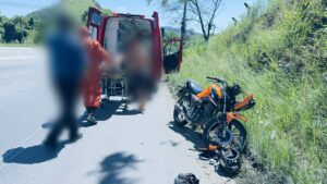 Motociclista fica ferido após perder controle e bater contra mureta na RJ-106, em Inoã