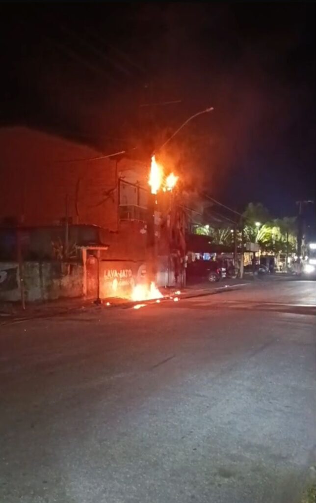 Poste pega fogo em Itaipuaçu e deixa moradores sem luz no Jardim Atlântico