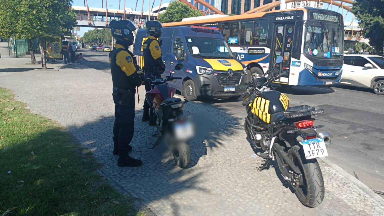 Força Municipal da GM-Rio recupera moto roubada minutos após crime no Centro