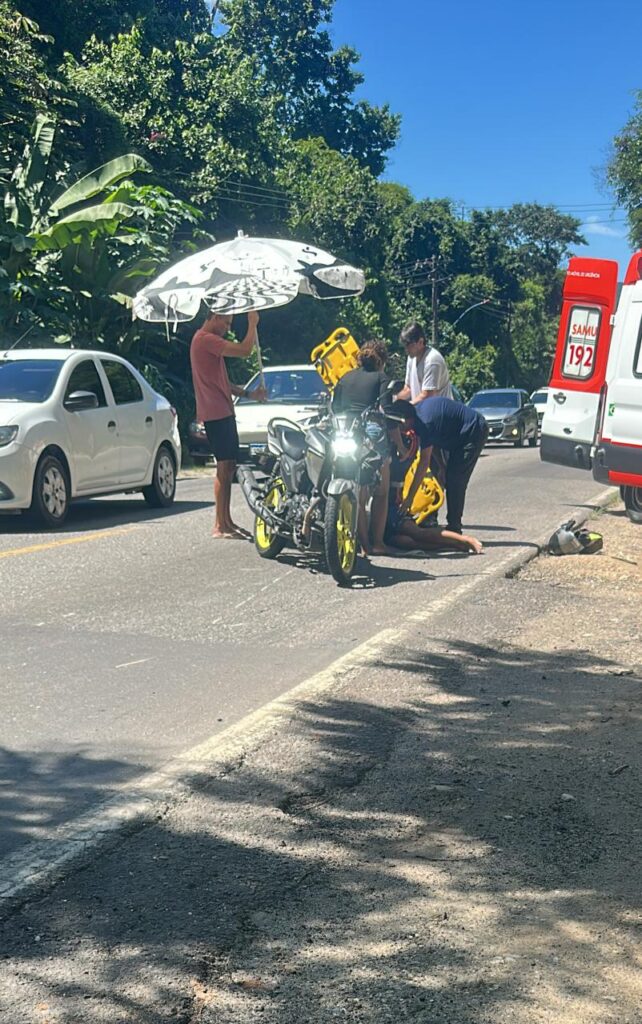 Três pessoas ficam feridas após colisão entre motos na RJ-106 em Manoel Ribeiro
