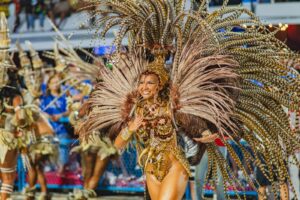 Rayane Dumont segue como rainha de bateria da União de Maricá para estreia no Grupo Especial