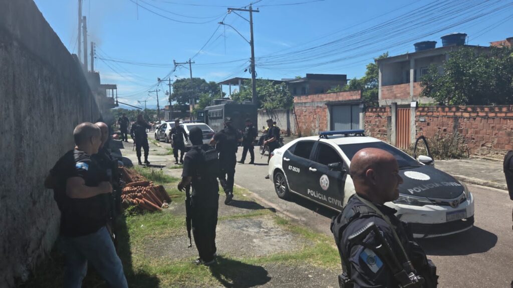 Policiais civis são encurralados durante troca de tiros no Jardim Catarina, em São Gonçalo
