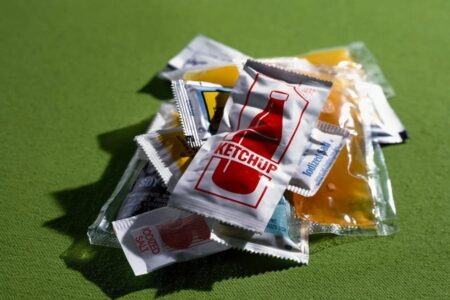 Sachês em bares, restaurantes e hotéis serão proibidos a partir do meado de 2026