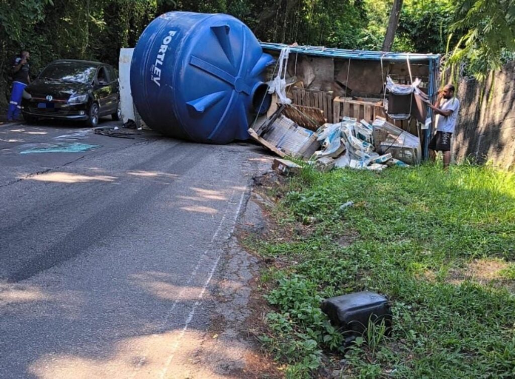 Caminhão tomba na Serra da Tiririca e interdita parcialmente via entre Itaipu e Itaipuaçu