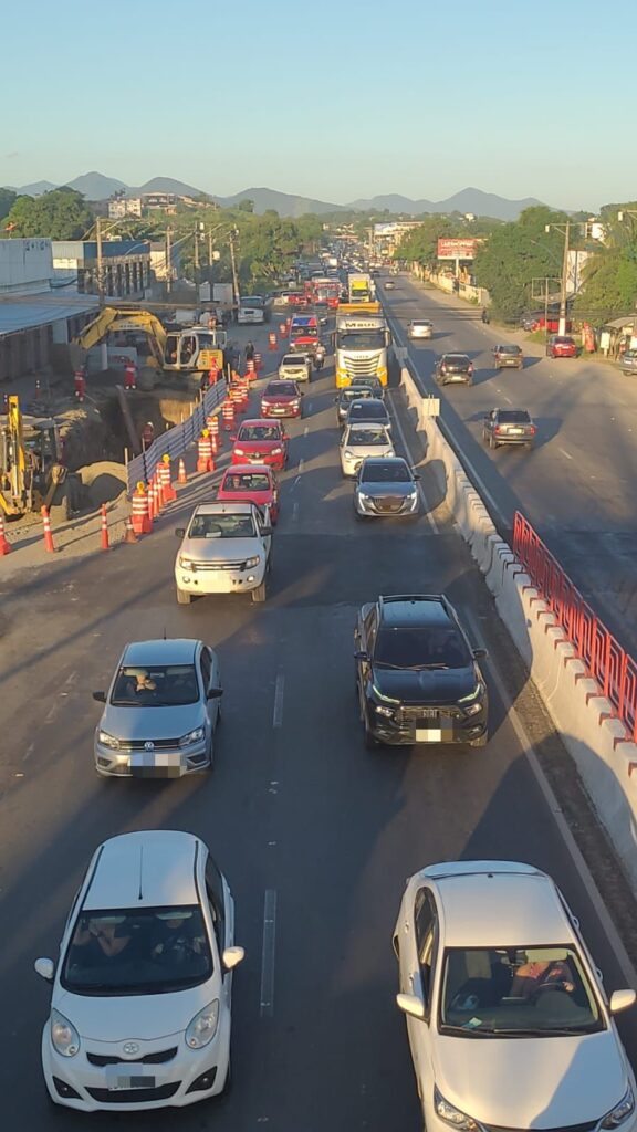 Trânsito intenso no sentido Niterói por conta de obra em São José do Imbassaí