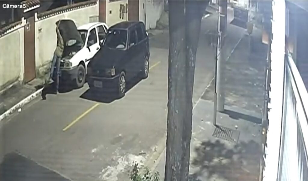 Criminoso tenta furtar carro durante a madrugada e ação é flagrada por câmeras em Itapeba