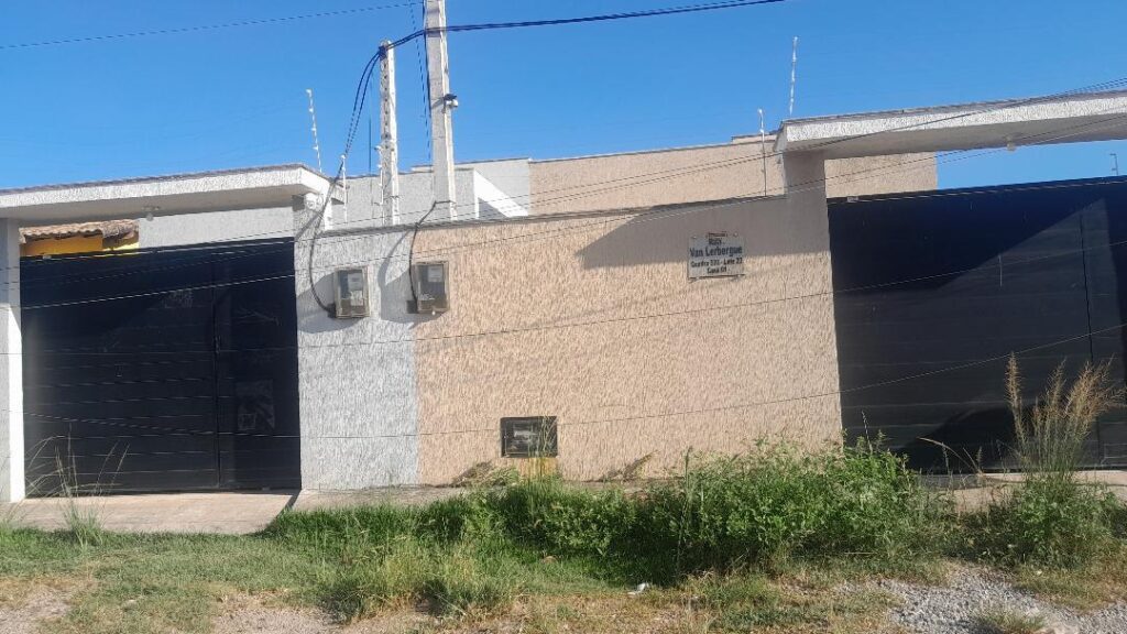 Moradores reclamam de fios baixos e poste sem luz após manutenção da Enel em Itaipuaçu