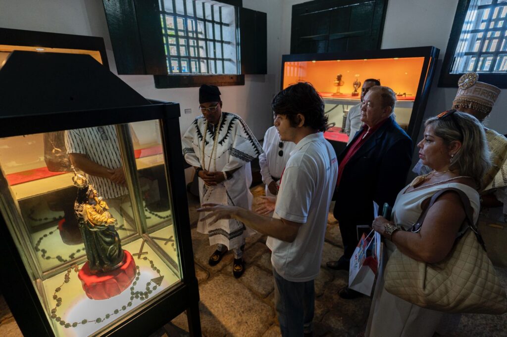 Rei nigeriano visita Maricá e conhece projetos da prefeitura