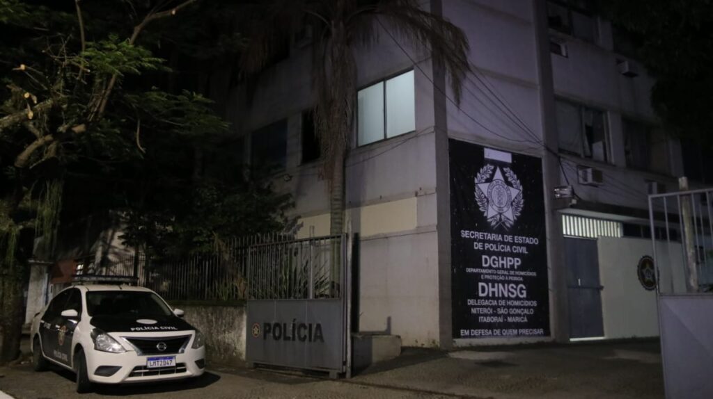 Homem é assassinado a facadas dentro de casa em Niterói