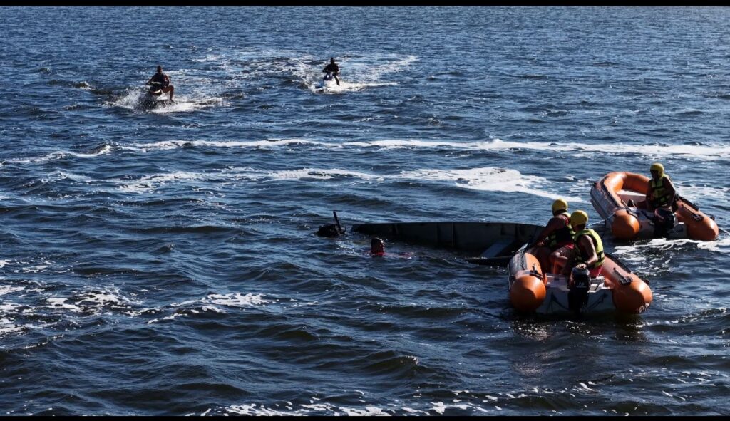 Maricá: Defesa Civil resgata pescadores após embarcação virar com vento forte na Lagoa do Boqueirão