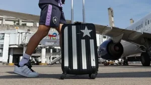 Problema em avião atrasa viagem do Botafogo e gera tensão antes de jogo contra o Palmeiras