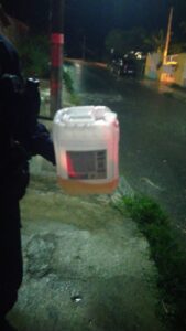 Homem é preso após ameaçar incendiar casa com esposa dentro do local no bairro Condado, em Maricá