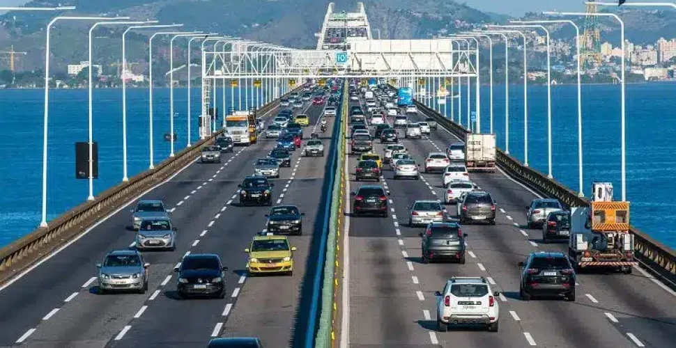 Homem é flagrado no alto de estrutura da Ponte Rio-Niterói e mobiliza forças de segurança
