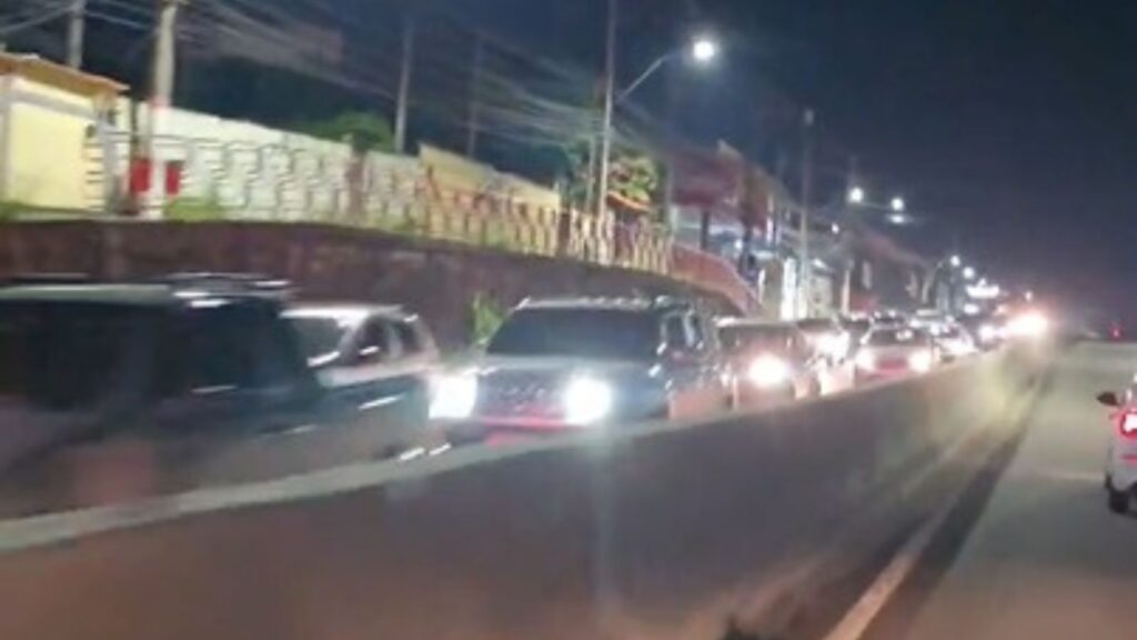 Trânsito caótico marca volta do feriadão na RJ-106 entre Maricá e São Gonçalo