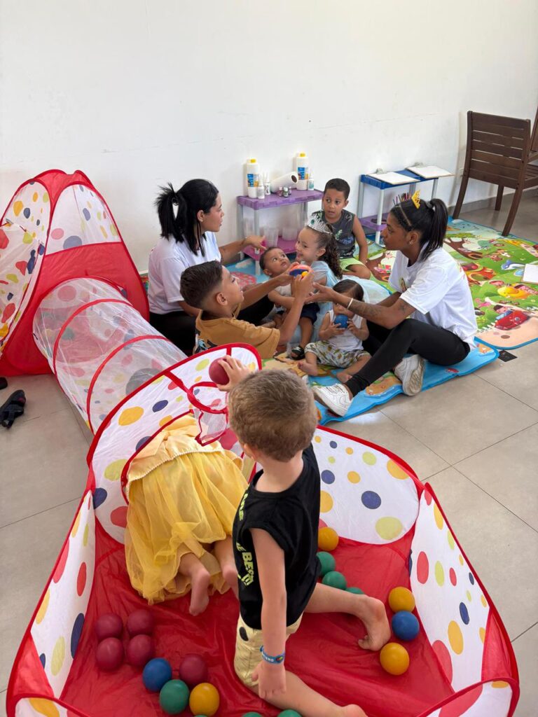 Tia Lari leva animação infantil e oficinas criativas para festas em Maricá e região